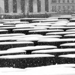 Steine des Holocaust Mahnmals in Berlin mit Schnee überdeckt