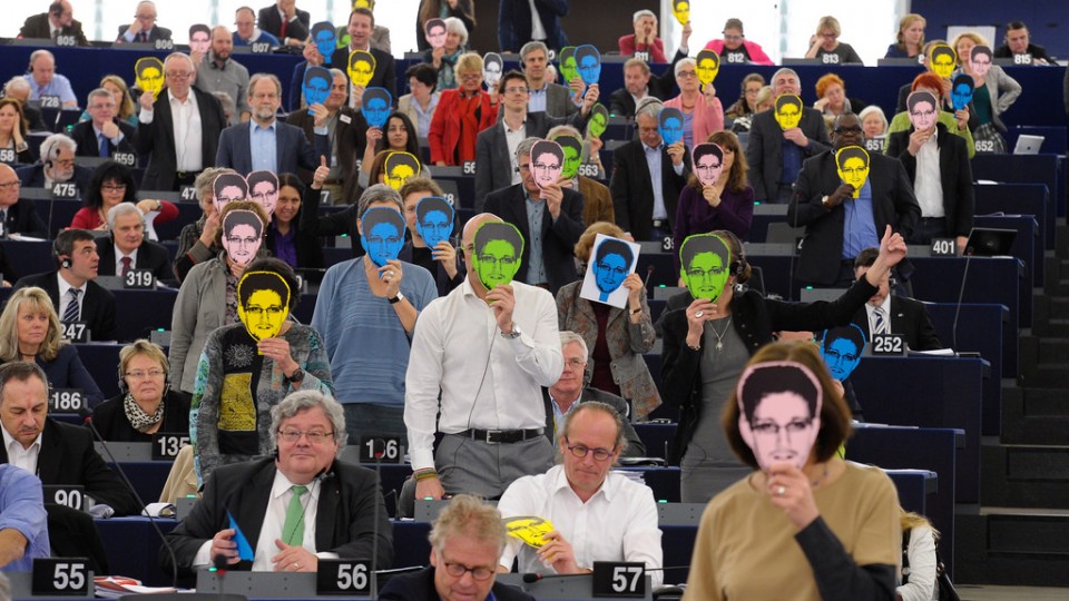 Snowden-Masken im EU-Parlament
